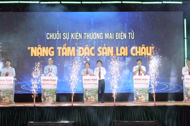 Lãnh đạo tỉnh Lai Châu thực hiện nghi thức khai mạc chuỗi sự kiện thương mại điện tử “Nâng tầm đặc sản Lai Châu” tối 29/8, tại xã Than Uyên. (Ảnh: Trần Tuấn)