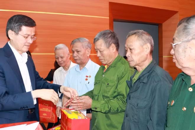 Đồng chí Đoàn Minh Huấn trao quà của Đảng, Nhà nước cho các gia đình chính sách ở Lai Châu.