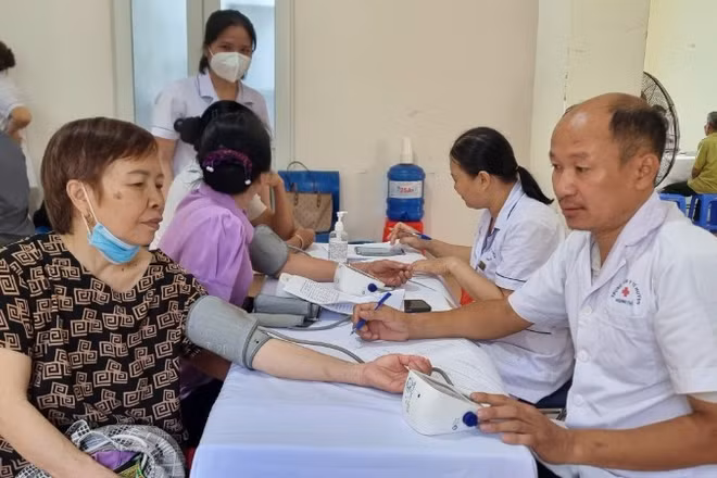 Bác sĩ Bệnh viện đa khoa Phong Thổ khám sức khỏe miễn phí cho người dân sáng 2/6.