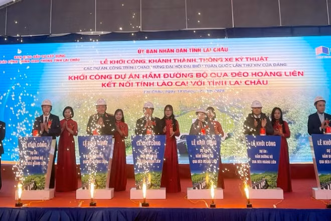 Thực hiện nghi thức bấm nút khởi công Dự án hầm đường bộ qua đèo Hoàng Liên.