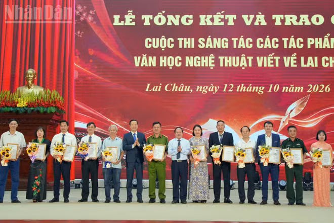 Ban tổ chức trao giải cho các tác giả đoạt giải ở thể loại ký.