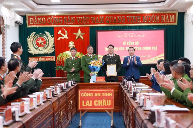 Lãnh đạo tỉnh Lai Châu trao thư khen của Thủ tướng Chính phủ cho Công an Lai Châu.
