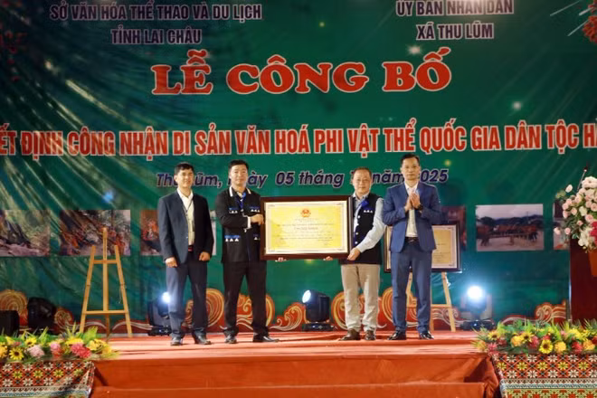 Trao chứng nhận công nhận xòe Hà Nhì là Di sản phi vật thể quốc gia.