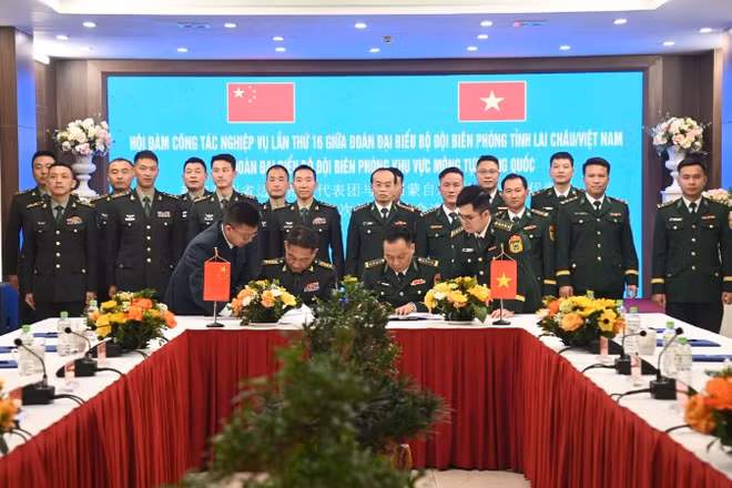 Đại diện hai bên ký Biên bản ghi nhớ.