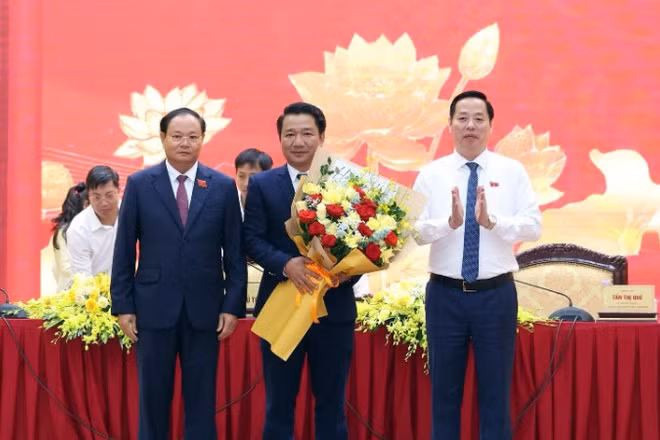 Lãnh đạo tỉnh Lai Châu tặng hoa chúc mừng tân Phó Chủ tịch Hội đồng nhân dân tỉnh.