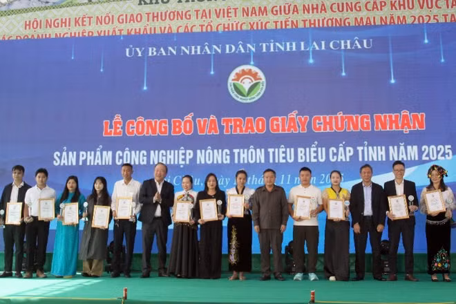 Trao chứng nhận sản phẩm công nghiệp nông thôn tiêu biểu cấp tỉnh năm 2025 tại buổi khai mạc.