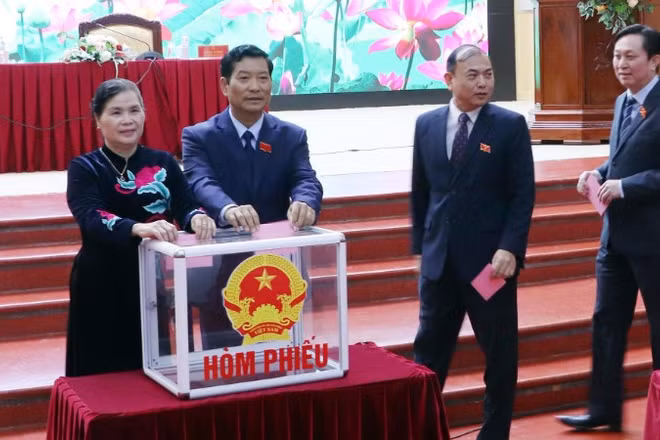 Các đại biểu bỏ phiếu bầu chức danh Chủ tịch Ủy ban nhân dân tỉnh Lai Châu.