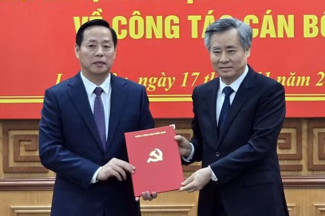 Đồng chí Nguyễn Quang Dương, Phó Trưởng ban Tổ chức Trung ương trao quyết định cho đồng chí Hà Quang Trung.