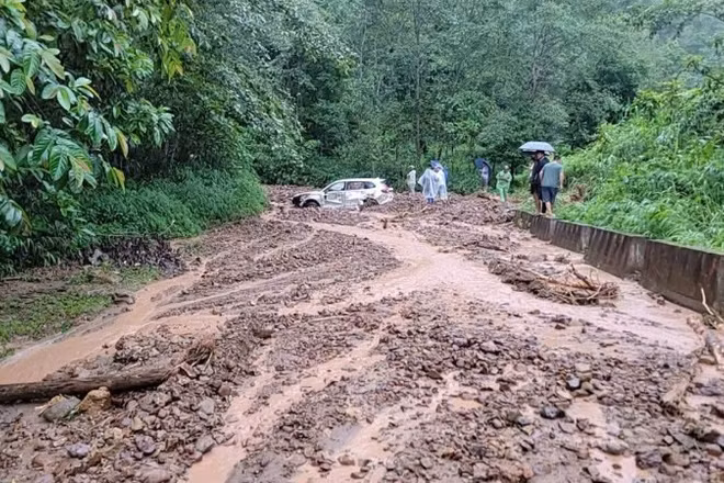 Sạt lở trên tỉnh lộ 135 địa phận phường Tân Phong. (Ảnh do người dân địa phương cung cấp)