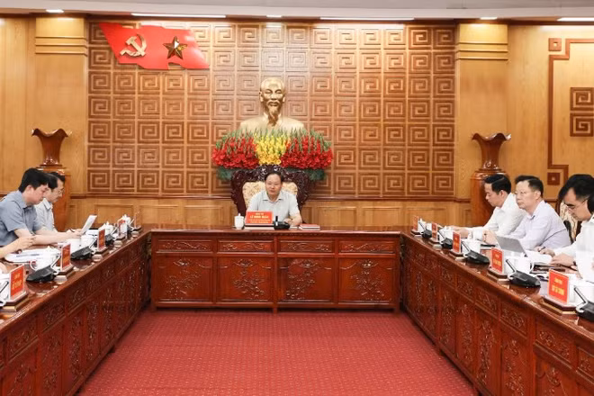 Bí thư Tỉnh ủy Lai Châu chủ trì buổi họp bàn về việc triển khai thực hiện các dự án phát triển năng lượng của tỉnh.