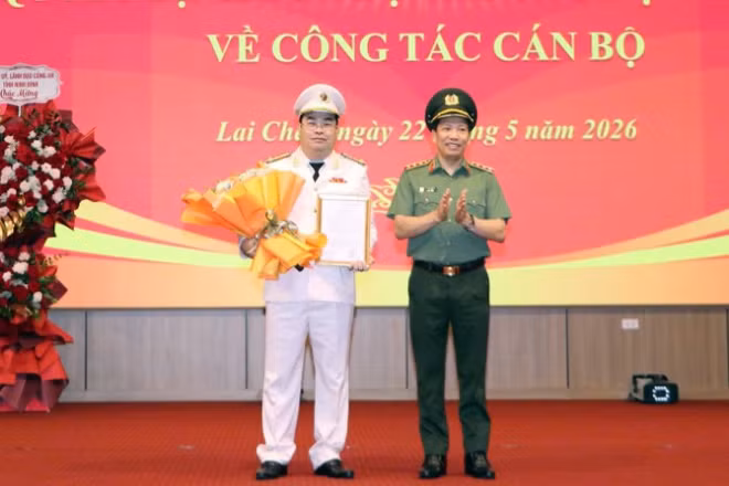 Ủy viên Trung ương Đảng, Thứ trưởng Công an Lê Văn Tuyến trao quyết định và tặng hoa chúc tân Giám đốc Công an Lai Châu.