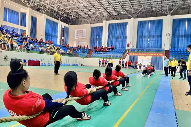 Các vận động viên tham gia thi đấu nội dung nữ 6 người trong nhà.