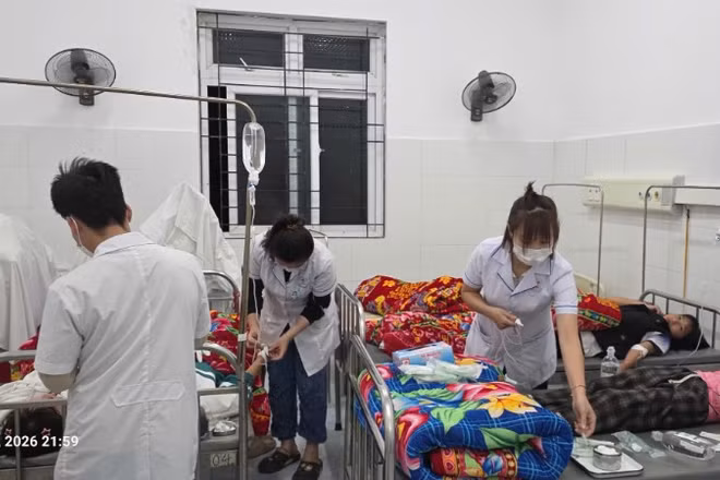 Các y, bác sĩ Bệnh viện đa khoa Sìn Hồ cứu chữa cho các em học sinh có biểu hiện nghi ngộ độc nặng.