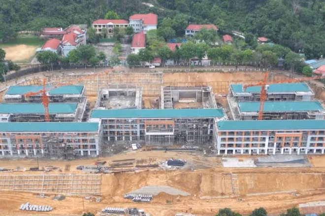 Toàn cảnh công trường đang được gấp rút hoàn thiện sau kỳ nghỉ lễ 30/4-1/5.