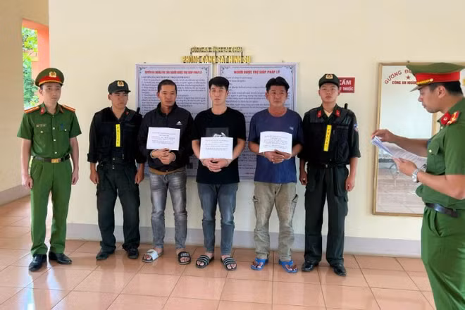 Ba trong số các đối tượng của vụ án tại cơ quan điều tra.
