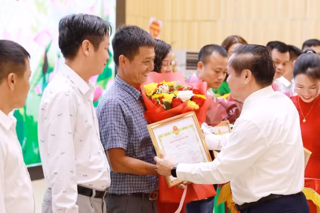 Lãnh đạo tỉnh Lai Châu tặng bằng khen cho các cá nhân có nhiều đóng góp cho sự phát triển của tỉnh.
