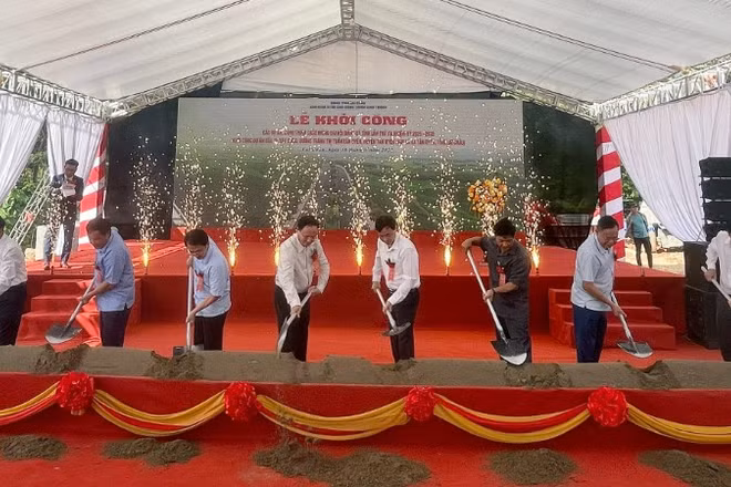 Lãnh đạo tỉnh Lai Châu thực hiện nghi thức khởi công dự án.