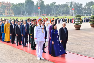 Các đại biểu thành kính tưởng nhớ Chủ tịch Hồ Chí Minh.