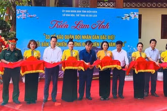 Đại biểu cắt băng khai mạc Triển lãm. 