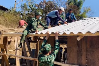 Chiến sĩ Đồn Biên phòng Na Cô Sa thuộc Bộ Chỉ huy Bộ đội Biên phòng tỉnh Điện Biên giúp hộ nghèo đồng bào dân tộc thiểu số ở Na Cô Sa làm nhà ở mới. 