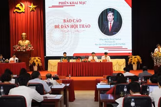 Đông đảo đại biểu, chuyên gia dự Hội thảo khoa học "Xây dựng nông thôn mới ở một số tỉnh Tây Bắc hiện nay" được tổ chức tại tỉnh Điện Biên vào sáng 17/8.