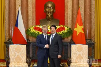 Chủ tịch nước Lương Cường và Chủ tịch Thượng viện Quốc hội Cộng hòa Séc Milos Vystrcil.