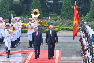 Tổng Bí thư Tô Lâm và Bí thư Thứ nhất, Chủ tịch nước Cuba Miguel Diaz-Canel Bermudez duyệt Đội Danh dự Quân đội nhân dân Việt Nam.