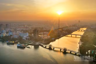 Chiều vàng trên Bến Ninh Kiều.