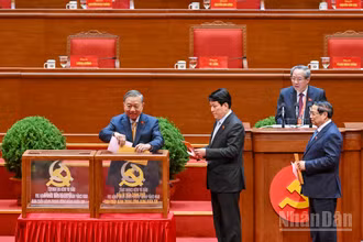 Tổng Bí thư Tô Lâm, Chủ tịch nước Lương Cường, Thủ tướng Phạm Minh Chính bỏ phiếu Bầu Ban Chấp hành Trung ương khóa XIV. (Ảnh ĐĂNG KHOA)