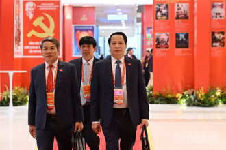 Các đại biểu tới dự phiên khai mạc Đại hội đại biểu toàn quốc lần thứ XIV Đảng Cộng sản Việt Nam. (Ảnh: TRẦN HẢI)