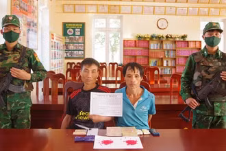 Hai đối tượng gồm Giàng A Vàng và Lý A Giàng cùng tang vật khi bị bắt giữ. (Ảnh: ANH DŨNG)