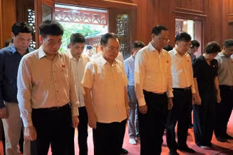 Đồng chí Trần Quang Phương và Đoàn công tác dâng hương tưởng niệm Đại tướng Võ Nguyên Giáp tại Nhà tưởng niệm Đại tướng Võ Nguyên Giáp thuộc Khu di tích Sở Chỉ huy chiến dịch Điện Biên Phủ. 