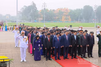 Các đồng chí lãnh đạo Đảng, Nhà nước và các đại biểu Quốc hội thành kính tưởng nhớ Chủ tịch Hồ Chí Minh.