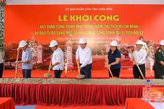 Bí thư Tỉnh ủy Trần Quốc Cường cùng các đại biểu thực hiện nghi thức khởi công công trình. 