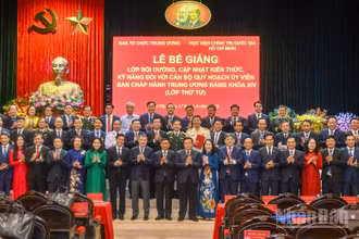 Thường trực Ban Bí thư Trần Cẩm Tú cùng các đại biểu và các đồng chí học viên tại lễ bế giảng.