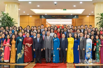 Tổng Bí thư Tô Lâm cùng các đại biểu tại buổi gặp mặt.