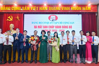 Phó Bí thư Đảng ủy các cơ quan Đảng Trung ương Nguyễn Thị Hoàng Vân tặng hoa chúc mừng Ban Chấp hành Đảng bộ cơ quan Tạp chí Cộng sản, nhiệm kỳ 2025-2030.
