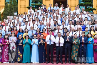 Chủ tịch nước Lương Cường với các đại biểu tại buổi gặp mặt.