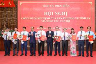 Các đồng chí lãnh đạo tỉnh Điện Biên trao quyết định, tặng hoa chúc mừng 6 đồng chí được tin tưởng điều động, giao trọng trách mới.