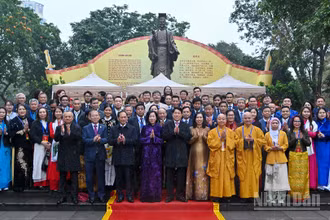 Chủ tịch nước Lương Cường và Phu nhân Nguyễn Thị Minh Nguyệt cùng các đại biểu và kiều bào tại Tượng đài Vua Lý Thái Tổ.