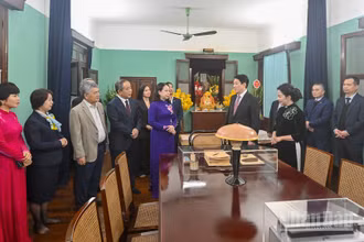 Chủ tịch nước Lương Cường, Phó Chủ tịch nước Võ Thị Ánh Xuân với cán bộ Khu di tích Chủ tịch Hồ Chí Minh tại Phủ Chủ tịch và đại biểu tại Nhà 67.