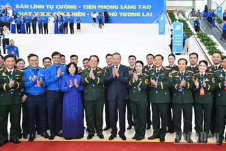 Tổng Bí thư, Chủ tịch nước Tô Lâm cùng các đồng chí lãnh đạo Đảng, Nhà nước với đoàn đại biểu thanh niên Quân đội tại phiên trọng thể.