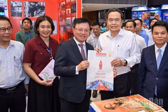 Tổng Biên tập Báo Nhân Dân Lê Quốc Minh tặng ấn phẩm đặc biệt kỷ niệm 101 năm Ngày Báo chí cách mạng Việt Nam tới Chủ tịch Quốc hội Trần Thanh Mẫn.