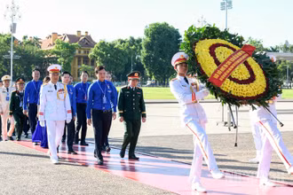 Đoàn đại biểu dự Đại hội Đoàn toàn quốc lần thứ XIII vào Lăng viếng Chủ tịch Hồ Chí Minh.