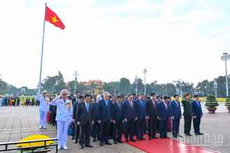 Tổng Bí thư Tô Lâm, Chủ tịch nước Lương Cường, Thủ tướng Phạm Minh Chính, Chủ tịch Quốc hội Trần Thanh Mẫn cùng các đồng chí lãnh đạo Đảng, Nhà nước, đại biểu Quốc hội thành kính tưởng nhớ Chủ tịch Hồ Chí Minh.