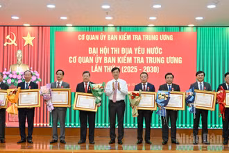 Chủ nhiệm Ủy ban Kiểm tra Trung ương Nguyễn Duy Ngọc trao Huân chương Lao động của Chủ tịch nước tặng các cá nhân có thành tích xuất sắc.