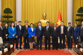 Chủ tịch nước Lương Cường và Chánh án Tòa án tối cao Mông Cổ Ganzorig Damdin cùng các đại biểu tại buổi tiếp.