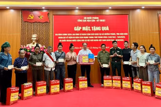 Trung tướng Đỗ Văn Thiện, Chính ủy Tổng cục Hậu cần-Kỹ thuật Bộ Quốc phòng trao quà tặng các gia đình chính sách ở xã Mường Phăng.