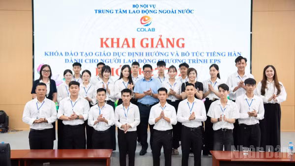 Phó Giám đốc Trung tâm Lao động ngoài nước Nguyễn Xuân Tạo cùng các đại biểu, học viên dự lễ khai giảng khóa đào tạo. (Ảnh: MINH DUY)