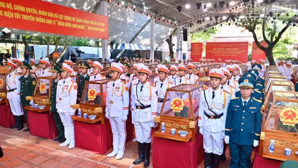 Các lực lượng tham buổi tổng duyệt cho Lễ truy điệu, an táng hài cốt liệt sĩ tại Công viên Lê Thị Riêng diễn ra trong hai ngày 13 và 14/10 tới. (Ảnh THẾ ANH)